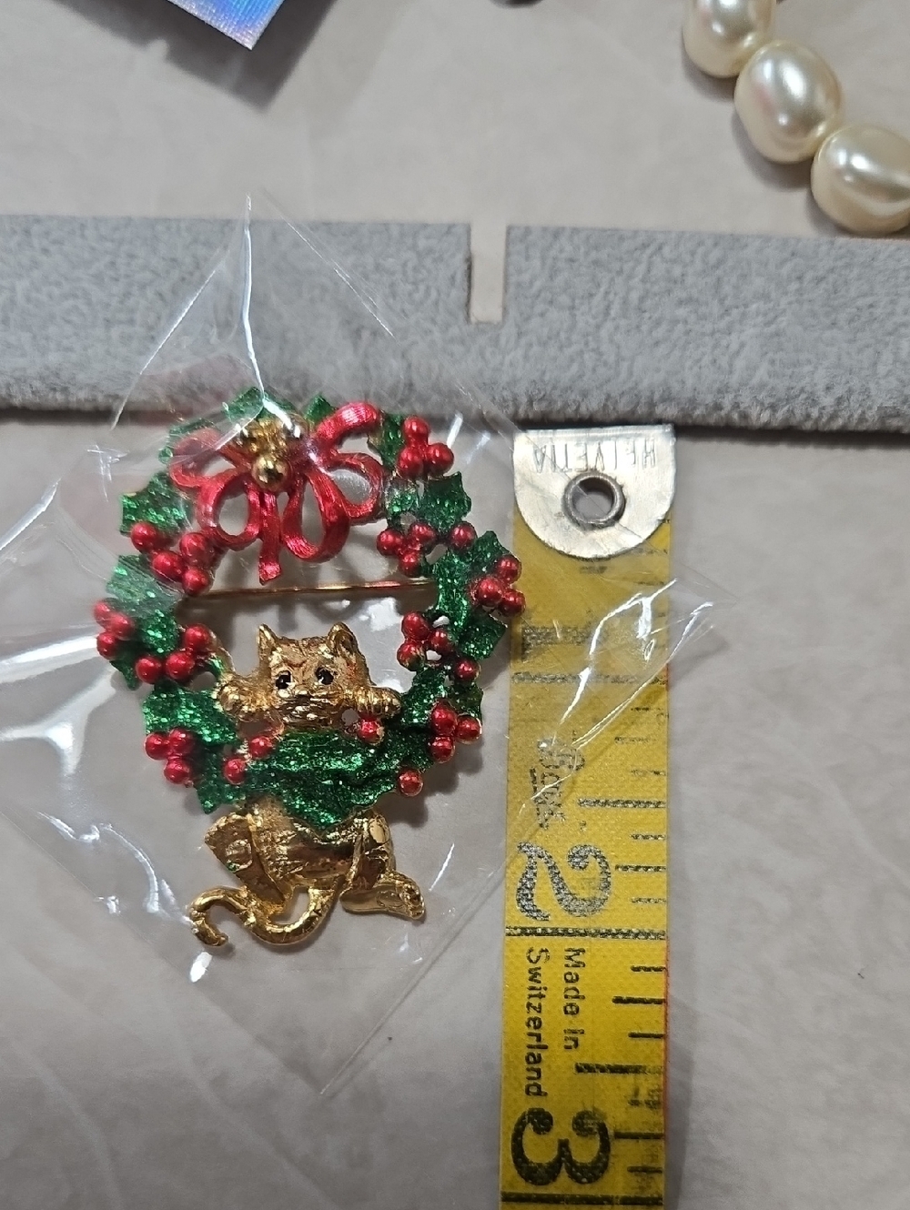 AJC Gold Cat Wreath Holiday Brooch - Green and Red Enamel - Picture 11 of 13